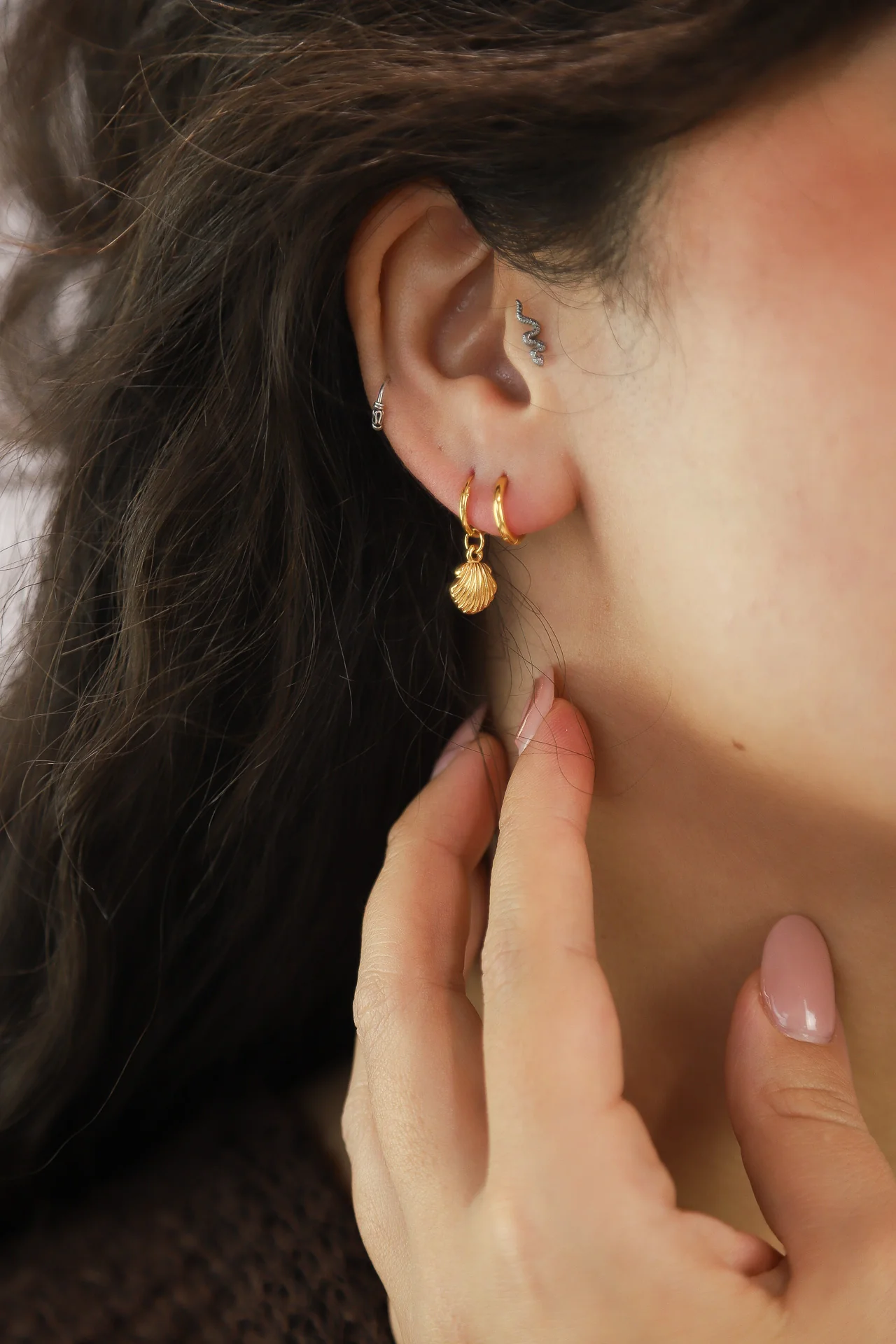 Gold Clam Shell Earrings - Image 3