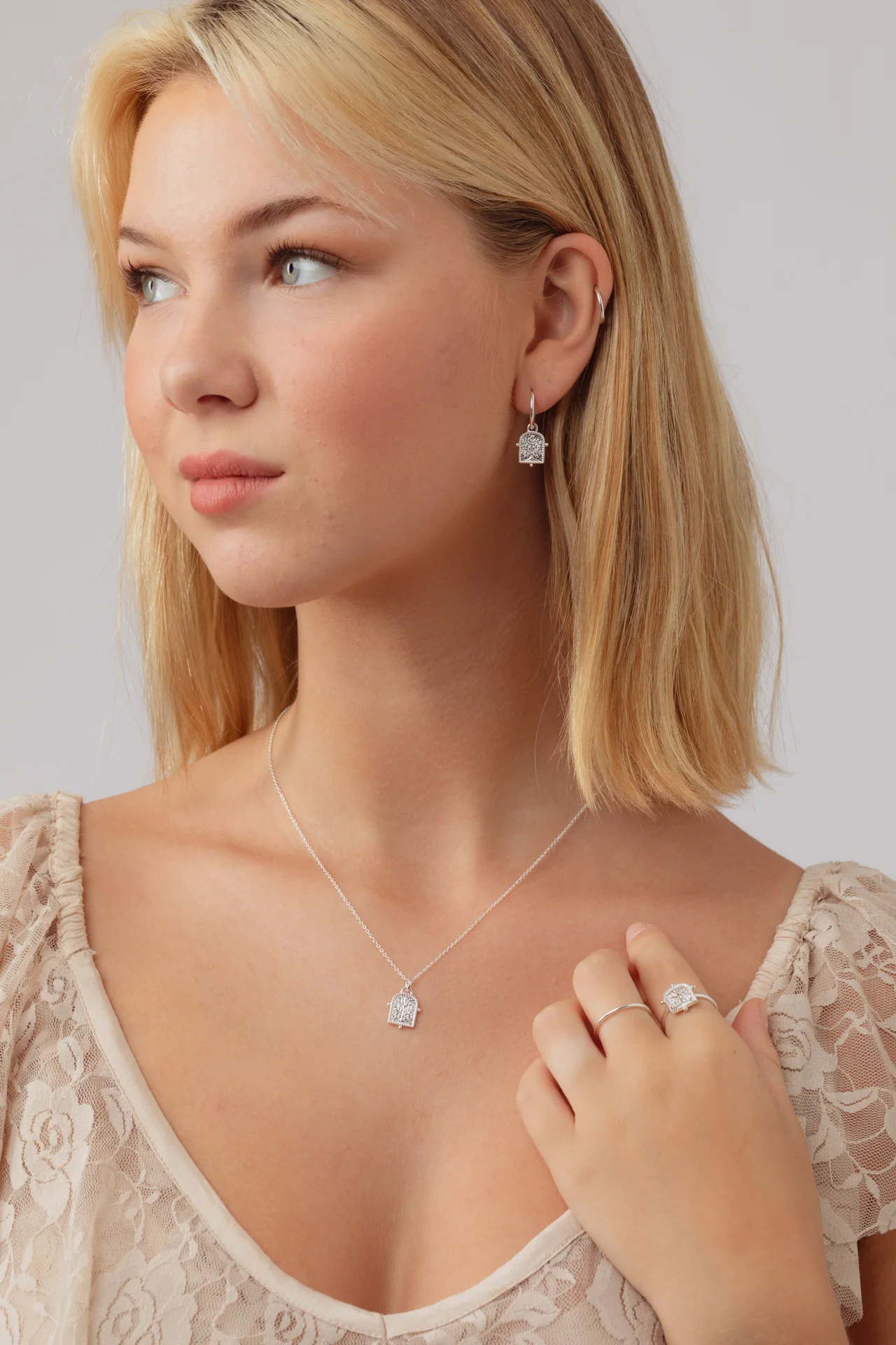 Thendro Olive Silver Necklace - Image 2